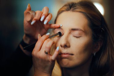 Göz Gölgesi Uygulamadan önce Temel Göz Astarını kullanan profesyonel 