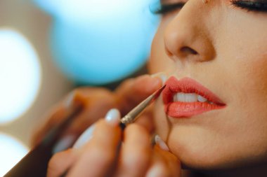 Profesyonel makyöz tarafından bir müşteriye uygulanan ruj ayrıntıları