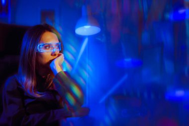 Yüksek Teknolojik Gözlük Giyen Dalgın Kadın 