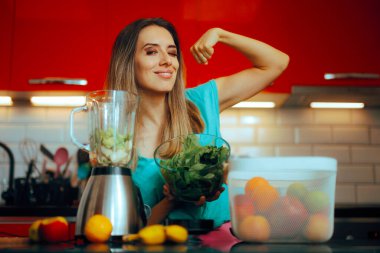 Güçlü Kadın Kahvaltı İçin Evde Ispanak Smoothie Yapıyor 