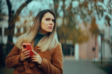 Meraklı ve Şüpheli Bakan Kadın Telefonu Tutuyor