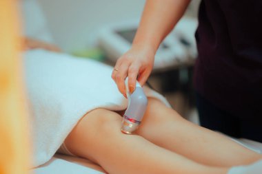 Hastane Kliniğinde Diz Eklemlerinin Ultrason İşlemi