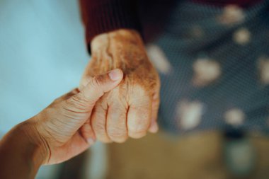 Yaşlı Bir Kadının Elini Tutan Destek Birimi