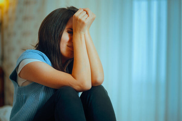 Печальная несчастная женщина плачет одна дома