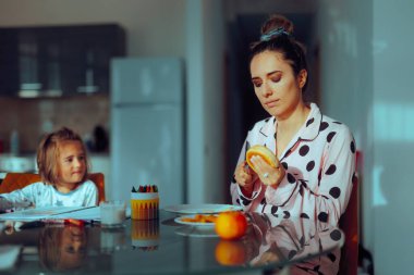 Annesi Kahvaltı Hazırlarken Kızı Renklendiriyor 