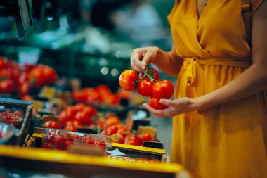 Süpermarkette Taze Domates Tutan Kadın 