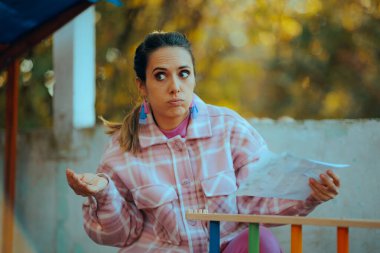 Kafası Karışık Mobilya Kurulum Talimatlarını Okuyan Bilgisiz Kadın 