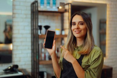 Randevu için Telefon Ekranını Gösteren Mutlu Kuaför 