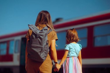 Anne ve Kızı Gelen Treni Bekliyor.