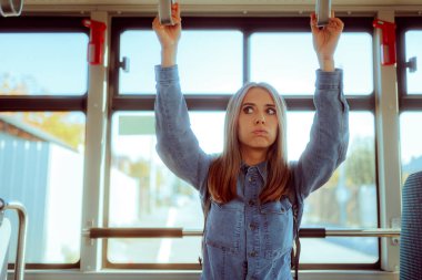 Bir otobüsün yolcusu tutuş tutuşu şaşkın ve kayıp hissi  