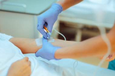 Tedavi için bir hastaya IV Cannula verilmesi. 