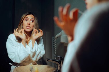 Aynaya Bakarken Diş ipi kullanan Kadın