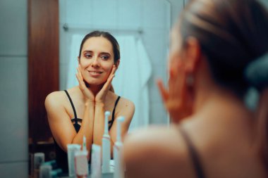 Mutlu Kadın Aynada Yüzünü Kontrol Ediyor Kendinden Emin 