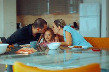 Anne ve Baba Sevgi dolu aile portresinde Kızlarını Öpüyor 