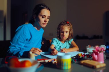 Anne ve Kız Ev Mutfağında Ödev Yapıyor