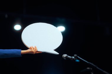 Mikrofon önünde Konuşma Baloncuğu Tutmak 