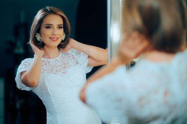 Güzel kadın aynaya bakıyor, ona hayran.