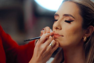 Makyaj Sanatçısı Doğal Renkli Kalemle Lip İzliyor