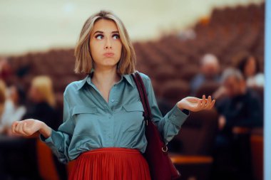 Halka açık bir toplantıda Omuz silken Aptal Kadın 