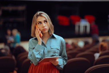 Halkla İlişkiler Uzmanı Holding Tablet Telefonda konuşuyor 