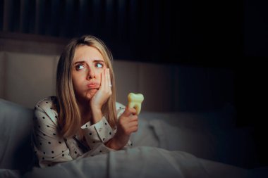 Evinde diş ağrısı çeken üzgün kadın.  