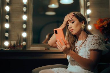 Mutsuz Gelin Telefon Okuma Mesajını Tutuyor 