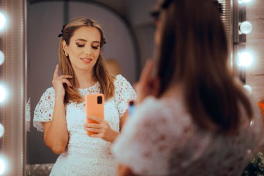 Kendine güvenen gelin aynaya bakıyor Selfie çekiyor.