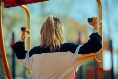 Silah Egzersiziyle Mücadele Eden Kadın 