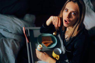 Sabahları Yatakta Kahvaltı Yapan Komik Şaşkın Kız 