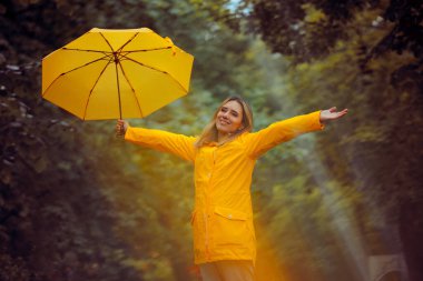 Mutlu Kadın Şemsiyesini Tutuyor Yağmurun keyfini çıkardıktan sonra 