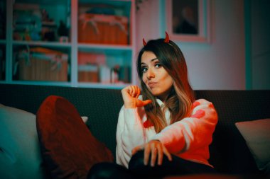 Şeytani Şeytani Kadın kendini gösteren koltukta oturuyor. 