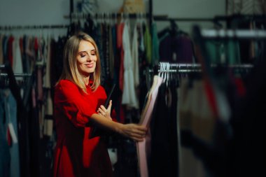 Mağazasında Yeni Moda Koleksiyonuna Hayran Mutlu İş Kadınları