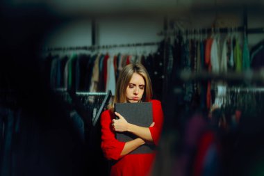 Üzgün İş Kadını Moda Mağazasında Bir Pano Tutuyor