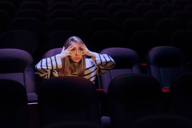 Seyirci Şok Edici Film Sahnesi Örtücü Gözler