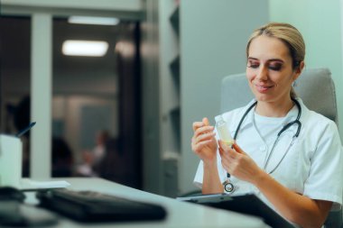 Mutlu Doktorun elinde bir şişe hap var. Tedavi öneriyor. 