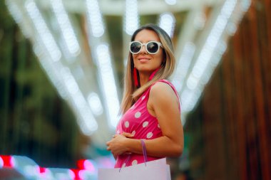 Retro güneş gözlüğü takan ve puantiyeli elbise giyen güzel kadın.