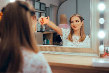 Mutlu Kadın Makyaj Aynası önünde Selfie Çekiyor 