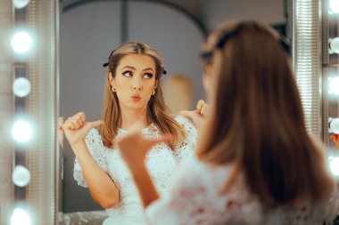 Aynada kendini gösteren kendine güvenen komik kadın.