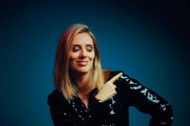 Parlak Zarif Kadın Tarafını Gösteriyor 