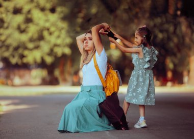 Kızı Parktaki Anne Telefonundan Telefonu Almaya Çalışıyor 