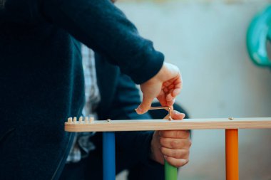 Mağazadan alınan yeni ahşap mobilya vidaları