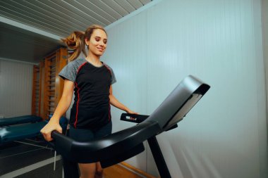 Spor Salonunda Koşan Mutlu Kadın