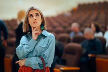 Sosyal Toplantılar 'a katılan Kadın Düşünme ve Düşünme