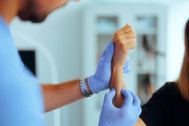 Ortopedi 'deki Bir Hastanın Doktor Danışmanlık Eli