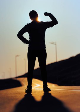 Sportif Bir Kadının Güçlü Silüeti