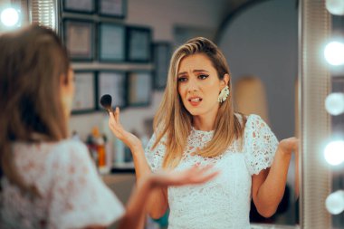 Aynada Bilmece Gibi görünen Makyaj Fırçası olan Kadın