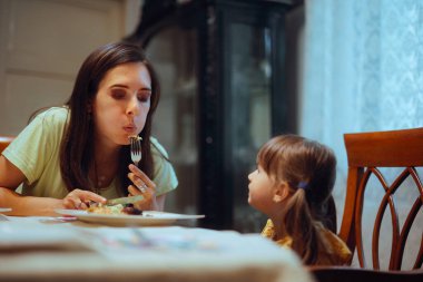 Anne ve Kızı Taze Pişmiş Sıcak Yemek Yiyor