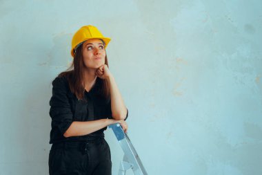 Bulmacalı Kadın Koruyucu Şapka Giyiyor Yenilemeyi Düşünüyor