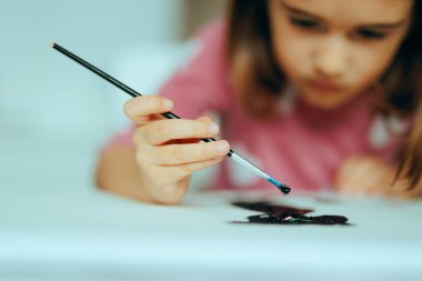 Siyah Boyalı Küçük El Boyamasının Yakın Çekimi