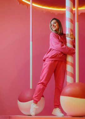 Şeker Atlıkarınca Parkı 'nda Gülümseyen Mutlu Kadın